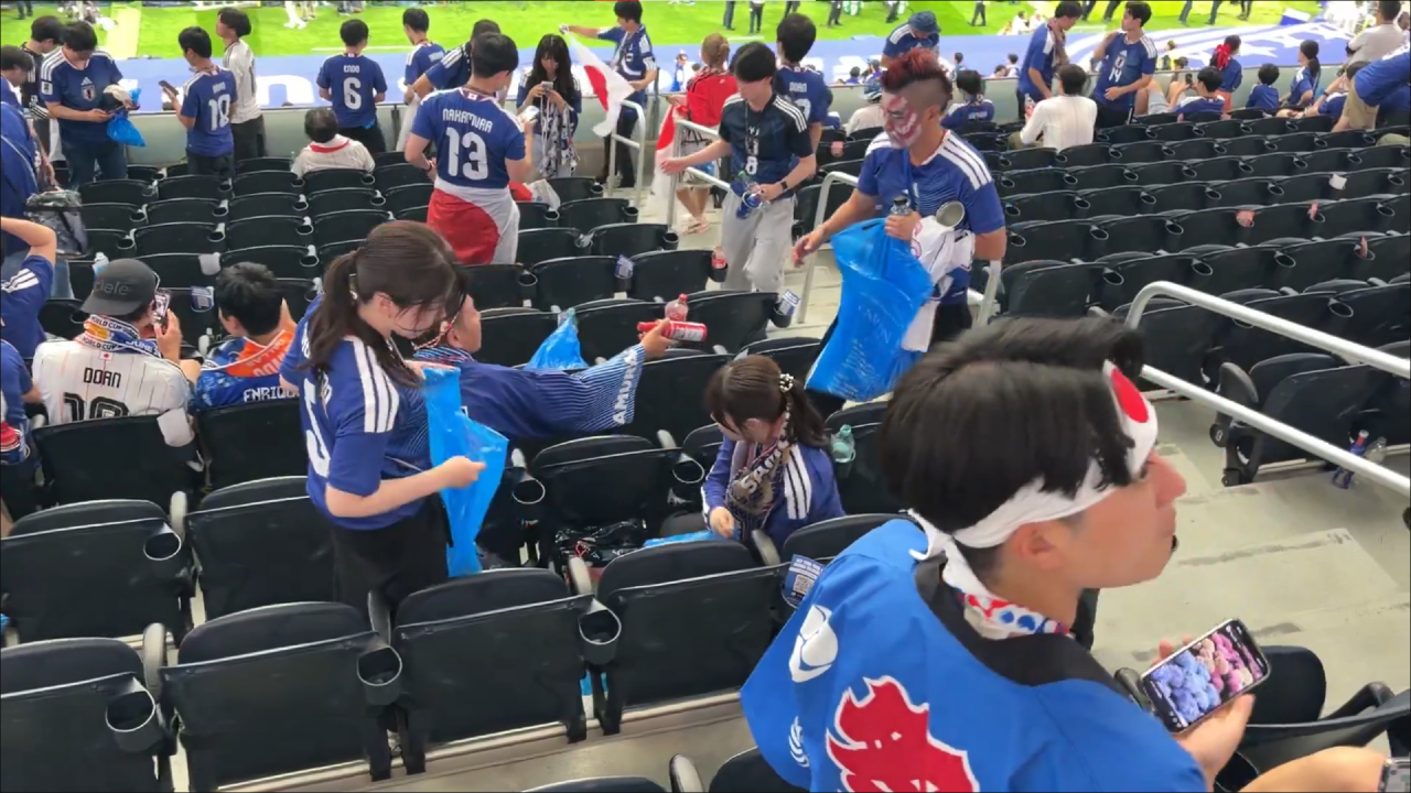 Video: aficionados japoneses recogen basura en estadio durante Mundial 2026