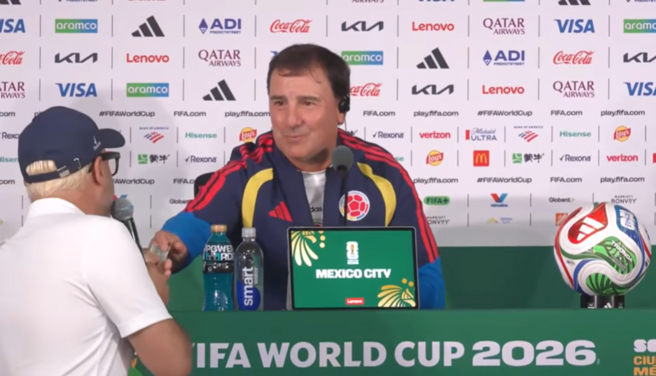 Regalo a Néstor Lorenzo en rueda de prensa previa a juego de Colombia en Mundial
