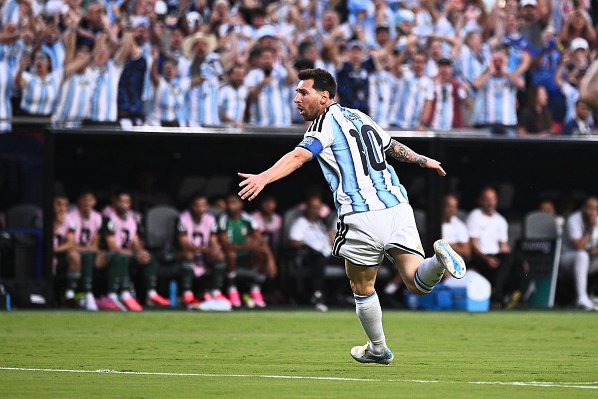 Lionel Messi celebra al anotar el primer gol de Argentina frente a Argelia durante la jornada 1 del Grupo J en la Copa Mundial de la FIFA, en el Kansas City Stadium de EE. UU. el 16 de junio de 2026.