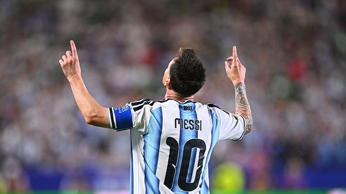 Lionel Messi (Argentina) celebra uno de sus goles para derrotar 3-0 a Argelia durante la primera jornada del Grupo J en la Copa Mundial de la FIFA, en el Kansas City Stadium de EE. UU. 