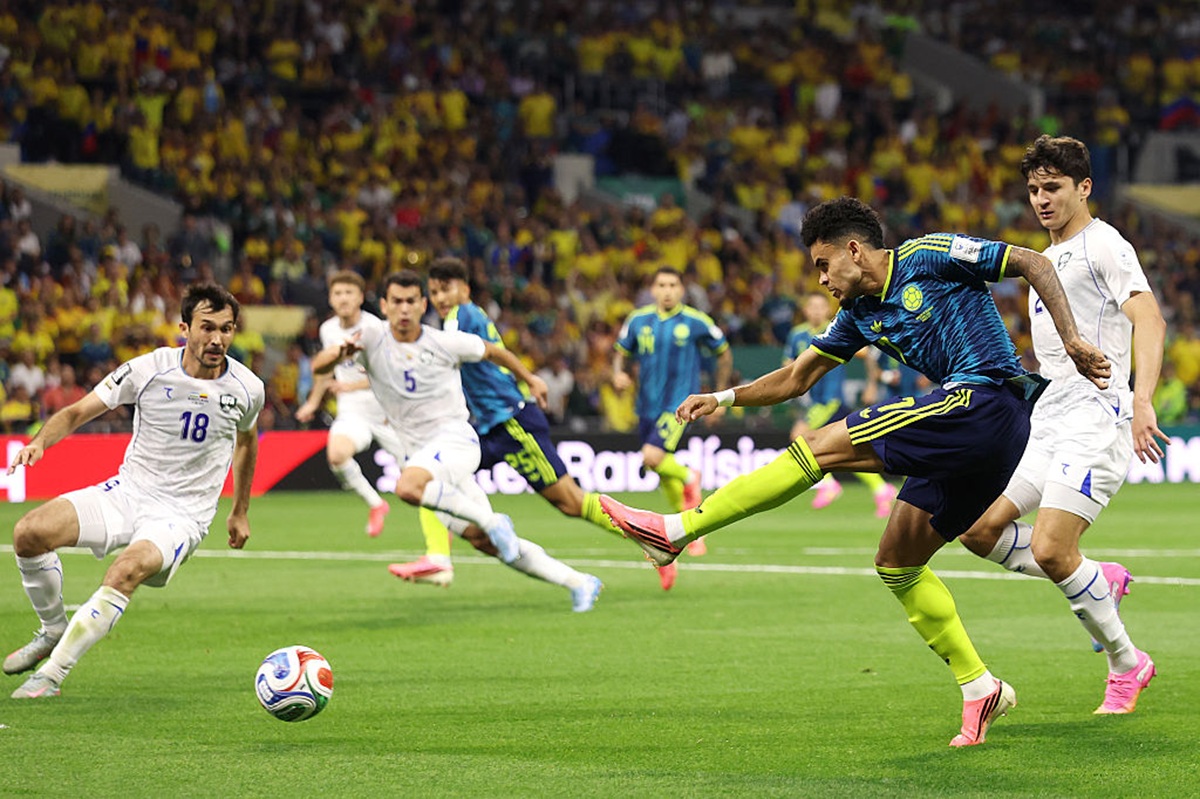 Luis Díaz, el número 7 de Colombia, remata a portería durante el partido del Grupo K de la Copa Mundial de la FIFA 2026 entre Uzbekistán y Colombia en el Estadio de la Ciudad de México, el 17 de junio de 2026