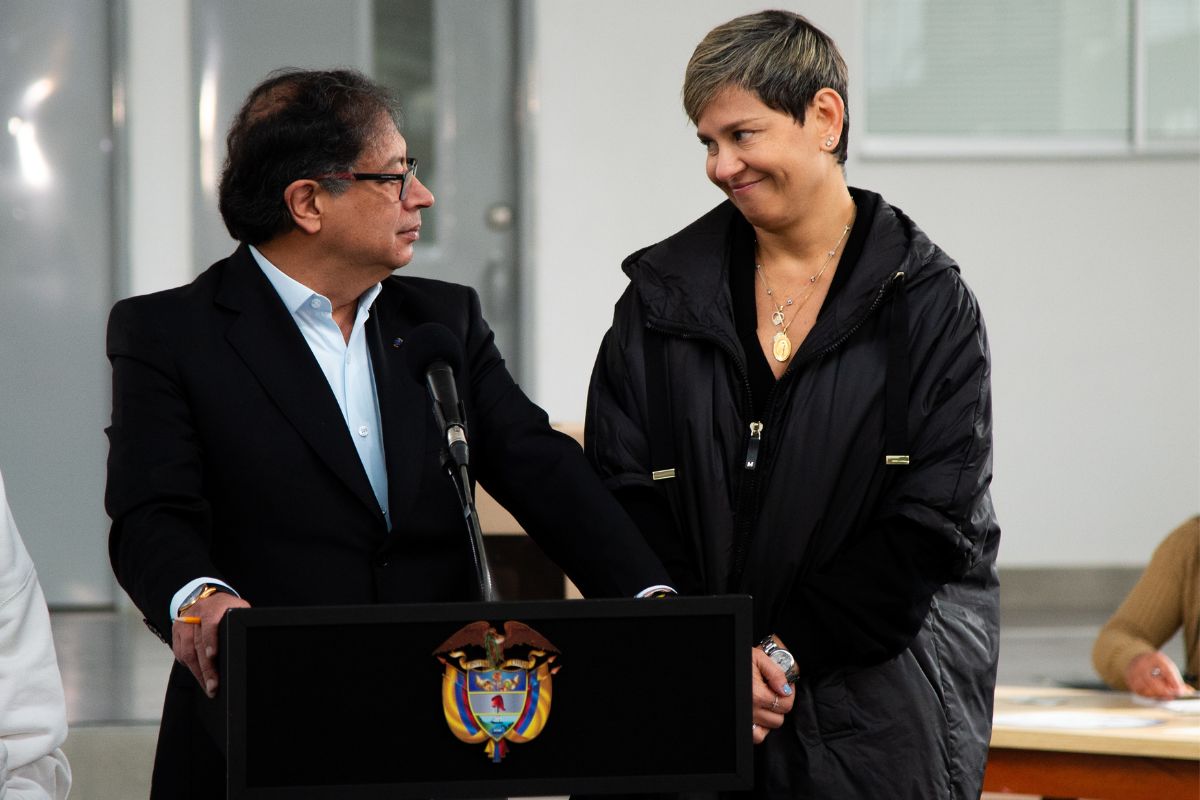 El embajador de Colombia en Suecia, Guillermo Reyes, rechazó las acusaciones de Gustavo Petro sobre un supuesto complot contra Verónica Alcocer. 
