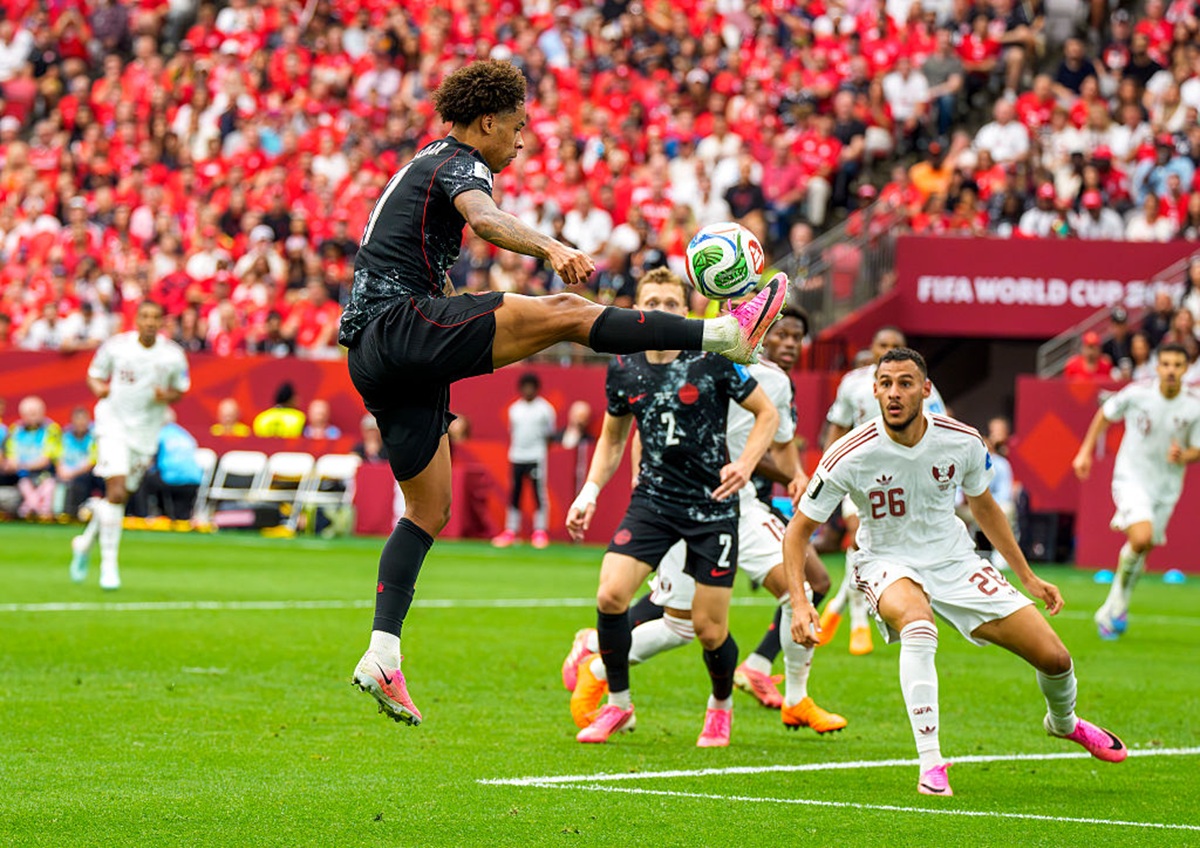 Tajon Buchanan, #17 de Canadá, salta por el balón contra Catar en la segunda mitad durante el partido del Grupo B de la Copa Mundial de la Fifa en el BC Place de Vancouver el 18 de junio de 2026