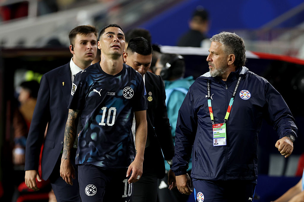 Miguel Almirón de Paraguay fue expulsado taparse la boca en partido con Turquía