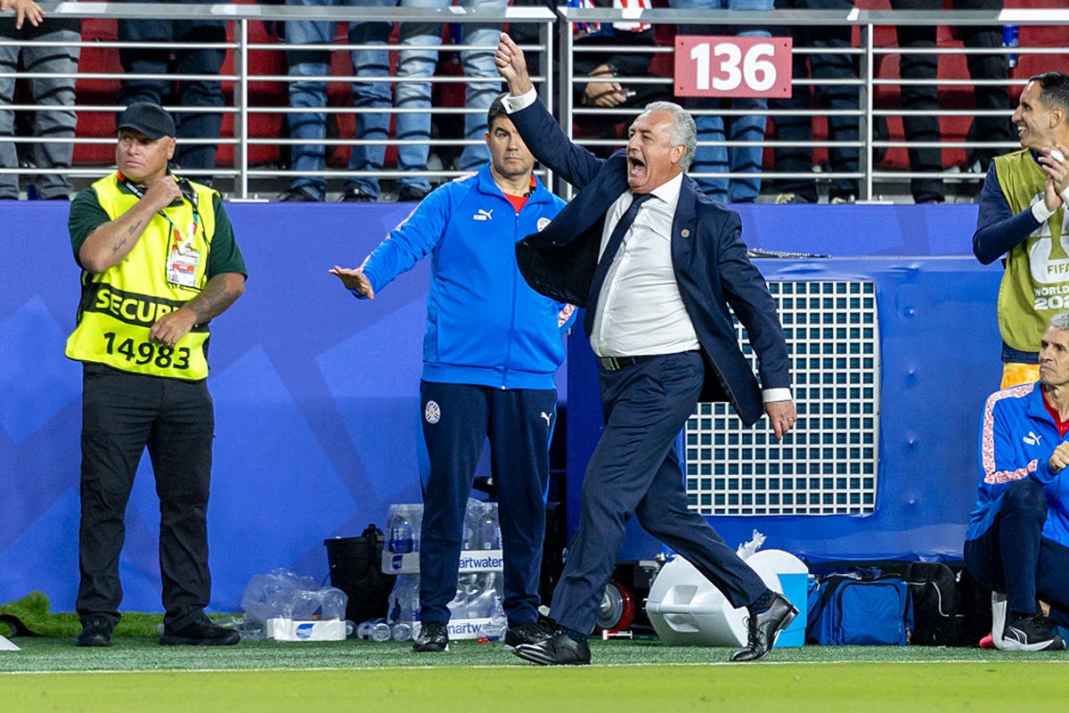 El director técnico de Paraguay, Gustavo Alfaro, reclama una tarjeta durante el partido del Grupo D de la Copa Mundial de la Fifa entre Turquía y Paraguay el 19 de junio de 2026 en el San Francisco Bay Area Stadium, en Santa Clara, California.