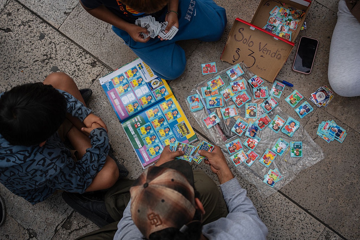 Imagen ilustrativa de gente que intercambia láminas para el álbum Panini de la Copa del Mundo. 