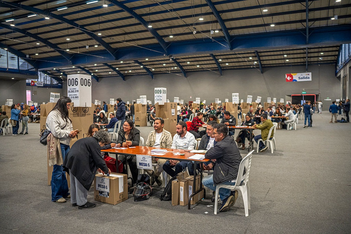 La ciudadanía acude a las urnas durante la segunda vuelta presidencial de 2026 en Colombia el 21 de junio de 2026 en Bogotá, Colombia. Iván Cepeda, candidato del partido Pacto Histórico, y Abelardo de la Espriella, candidato por Defensores de la Patria, se enfrentan en una reñida segunda vuelta para gobernar a Colombia desde 2026 hasta 2030