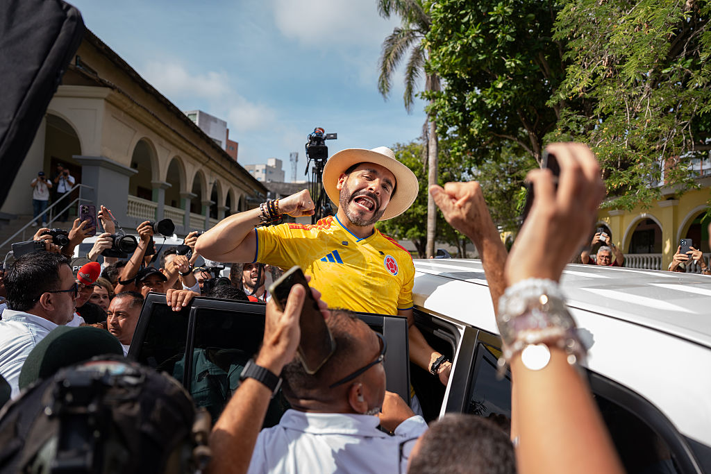 Abelardo de la Espriella saluda a sus simpatizantes después de emitir su voto durante la segunda vuelta presidencial de 2026 en Colombia, el 21 de junio de 2026 en Barranquilla, Colombia.