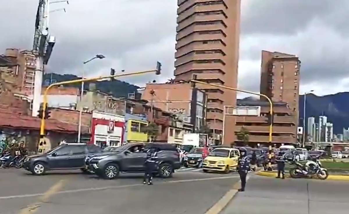 Bloqueo en calle 26 de Bogotá por manifestación tras triunfo de De la Espriella