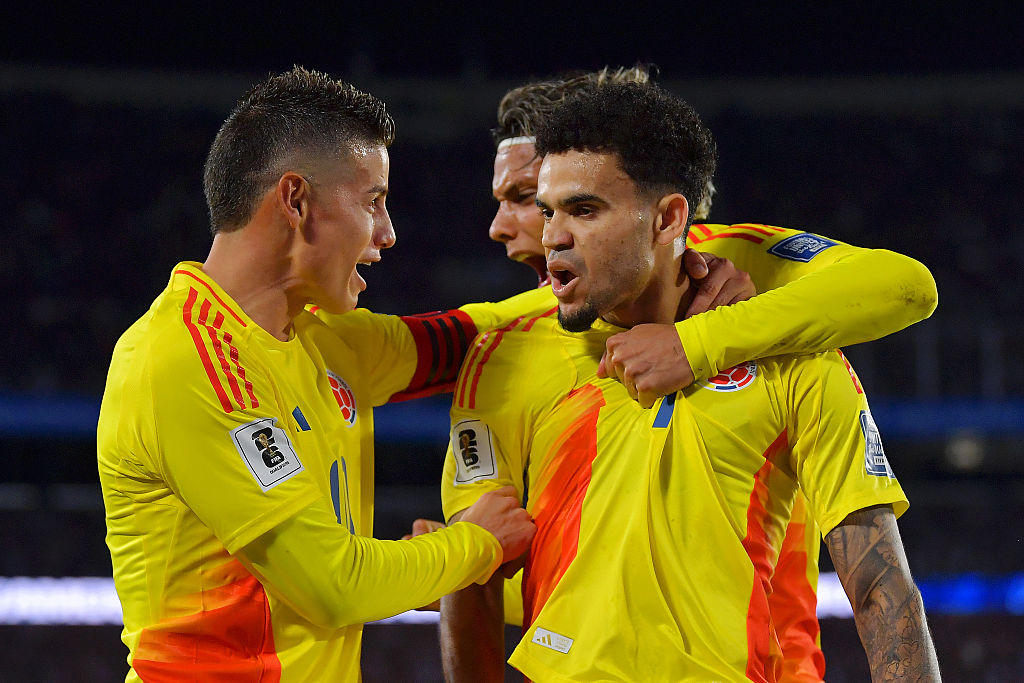 James Rodríguez y Luis Díaz en un partido de la Selección Colombia. Ambos fueron tutelados por "traición a la patria"