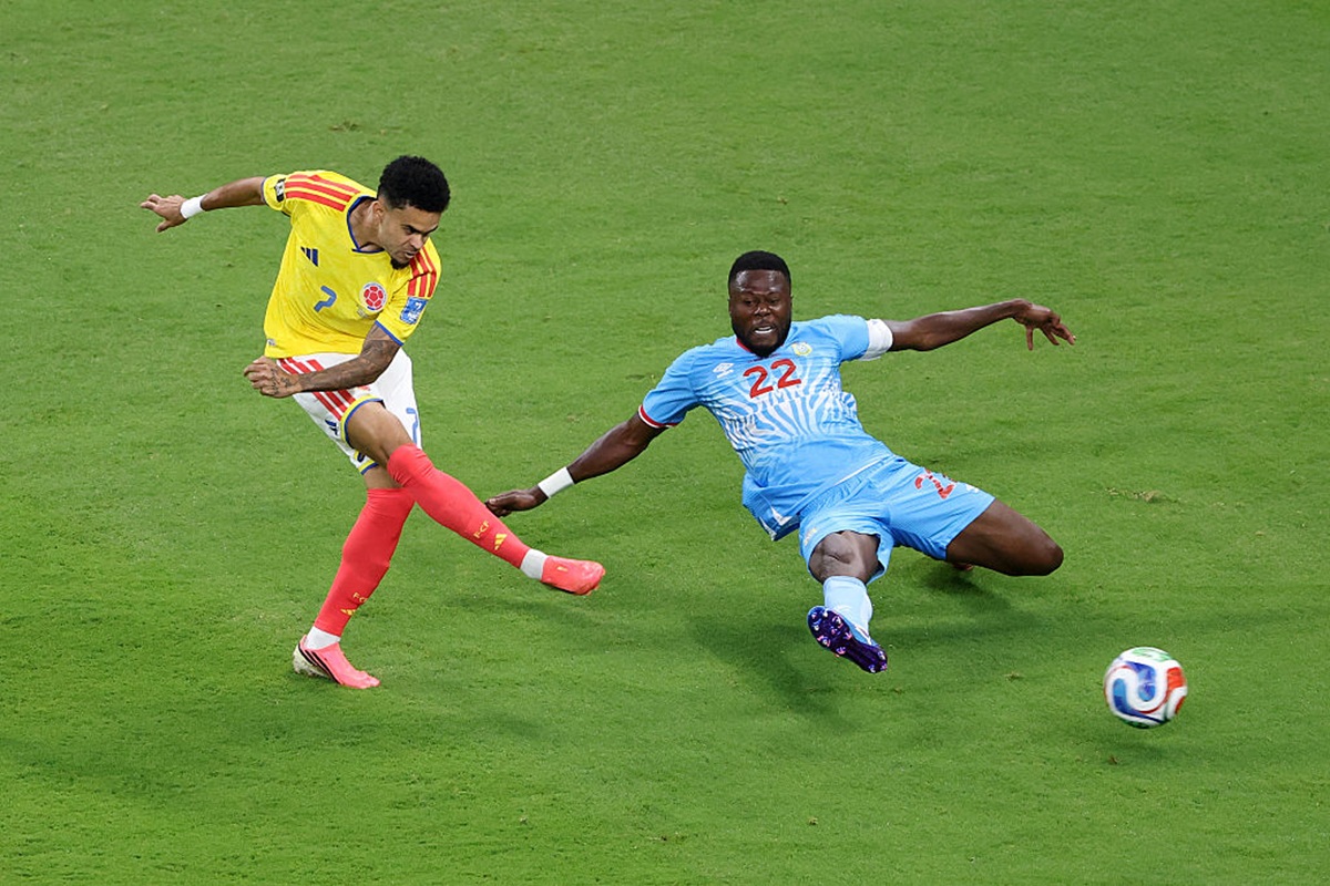Luis Díaz, #7 de Colombia, remata frente a Chancel Mbemba, #22 de la RD del Congo, durante el partido del Grupo K de la Copa Mundial de la FIFA en el Estadio Guadalajara el 23 de junio de 2026 en Zapopan, México