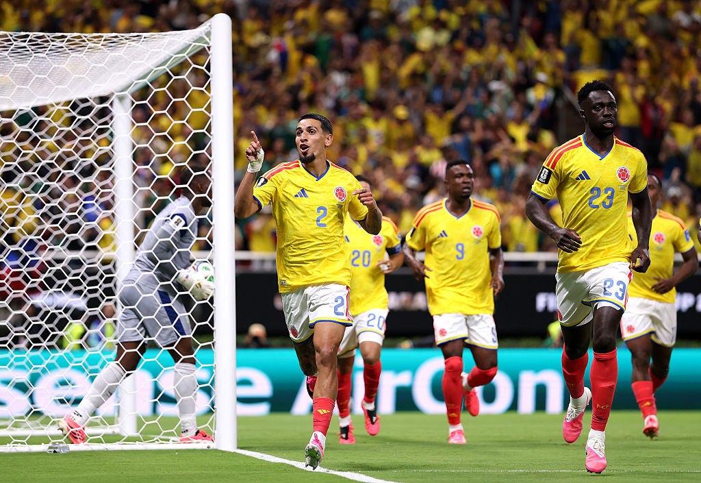 Daniel Muñoz, # 2 de Colombia, celebra con sus compañeros al anotar el primer gol del equipo durante el partido del Grupo K de la Copa Mundial de la Fifa ante la RD del Congo en el Estadio Guadalajara el 23 de junio de 2026 en Zapopan, México.