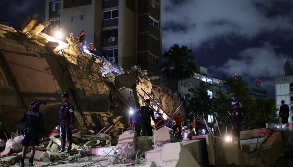 Organismos de socorro buscan sobrevivientes en Caracas (Getty)