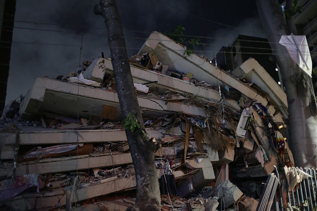 Escombros que dejó un edificio que cayó en Caracas (Getty)