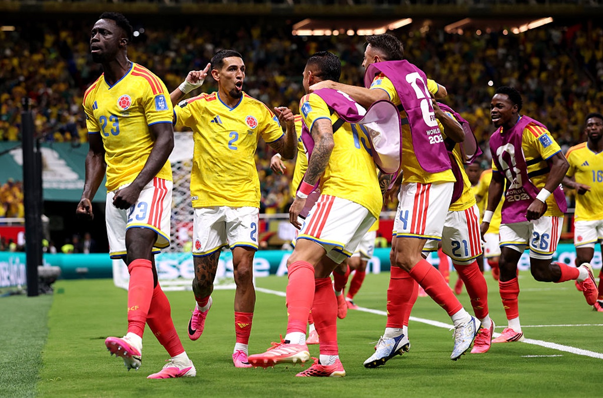 Daniel Muñoz, el número 2 de Colombia, celebra con sus compañeros después de anotar el primer gol del equipo durante el partido del Grupo K de la Copa Mundial de la Fifa, ante la RD del Congo en el Estadio Guadalajara el 23 de junio de 2026 en Zapopan, México