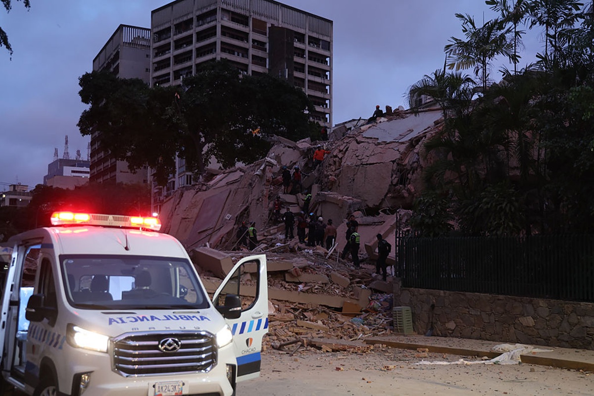 Los socorristas atienden un edificio colapsado en Los Palos Grandes después de que un terremoto de magnitud 7.2 sacudiera Venezuela y otras regiones del Caribe el 24 de junio de 2026 en Caracas, Venezuela.