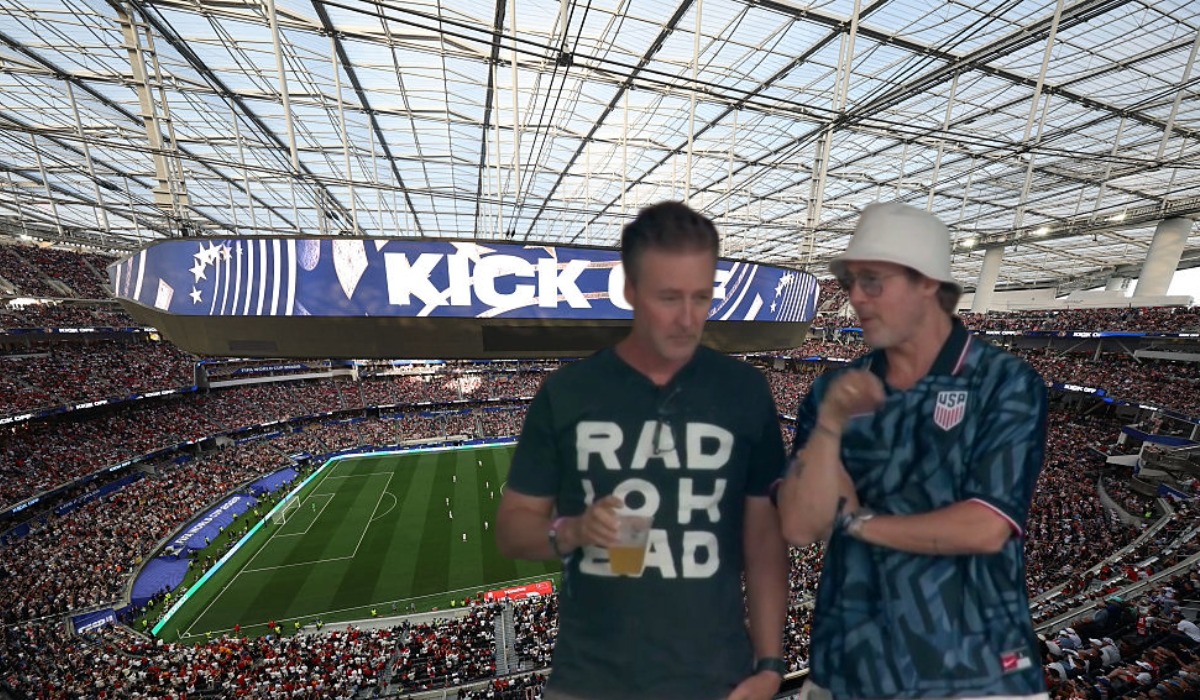De fondo, vista general durante el partido del Grupo D de la Copa Mundial de la Fifa entre Turquía y EE. UU. en el Estadio de Los Ángeles el 25 de junio de 2026 en Inglewood, California; resaltados, Edward Norton y Brad Pitt, que asistieron al juego