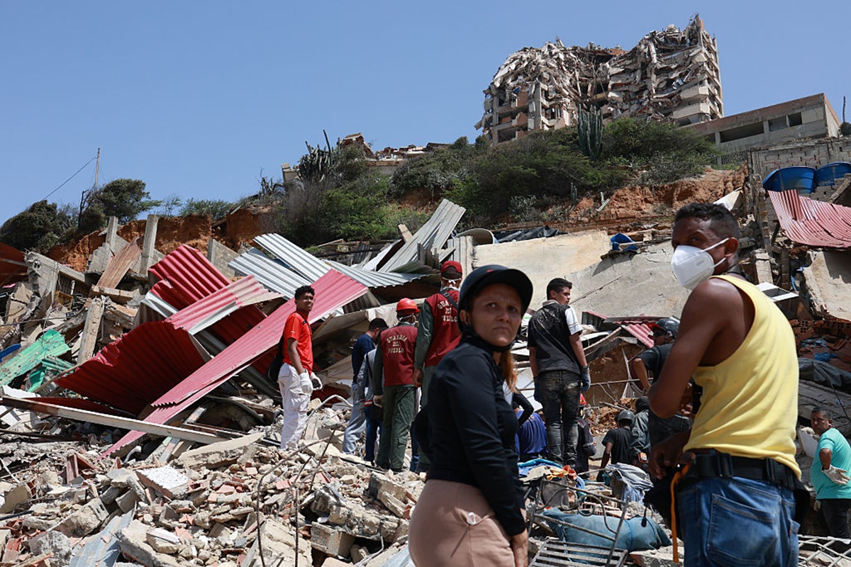 La gente busca supervivientes entre los escombros tras los devastadores terremotos en Venezuela