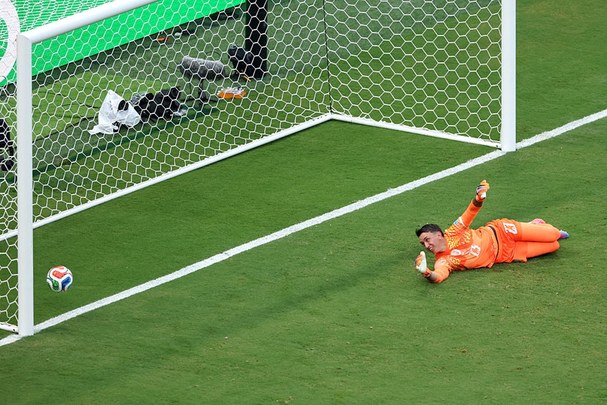 Fernando Muslera, #23 de Uruguay, cometió un error en el primer gol ante Alex Baena, #15 de España, durante el partido del Grupo H de la Copa Mundial de la FIFA 2026