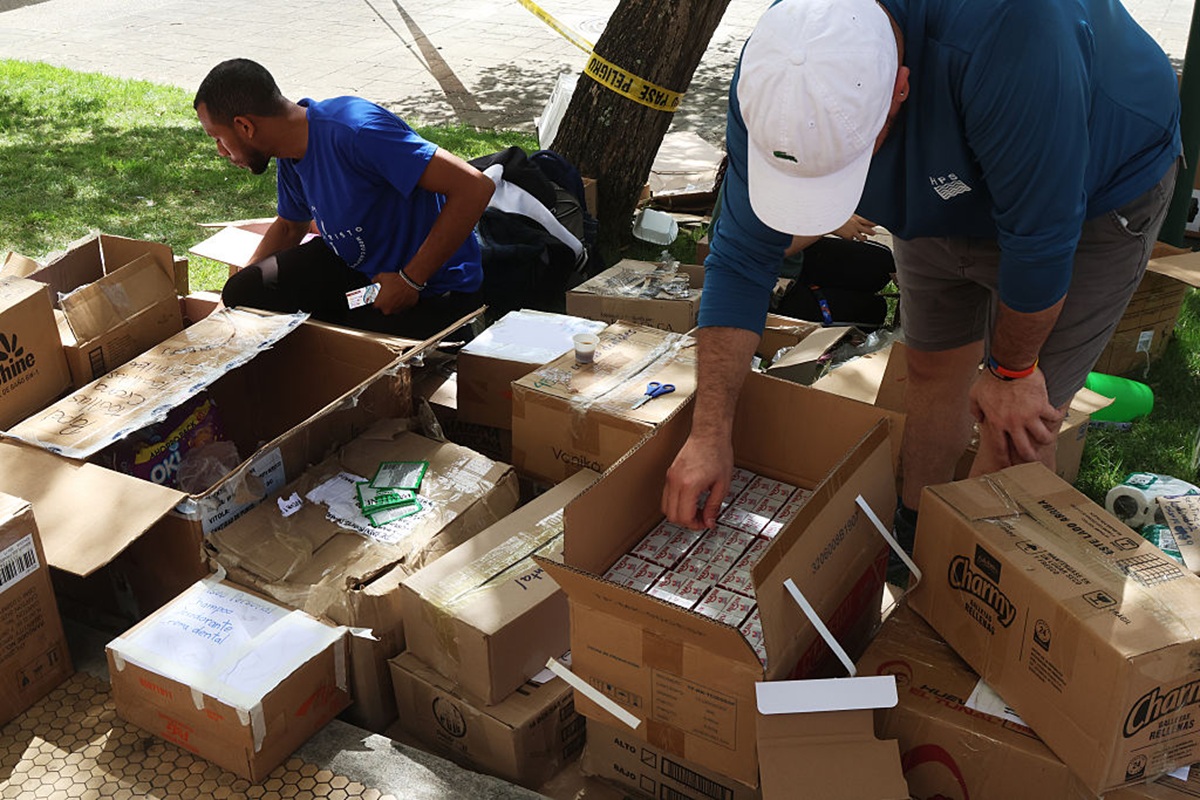 Voluntarios clasifican los bienes enviados como donación en el centro de acopio de la Universidad Central de Venezuela, después de que un terremoto de magnitud 7,2 azotara a Venezuela y otras regiones del Caribe el 27 de junio de 2026 en Caracas, Venezuela.