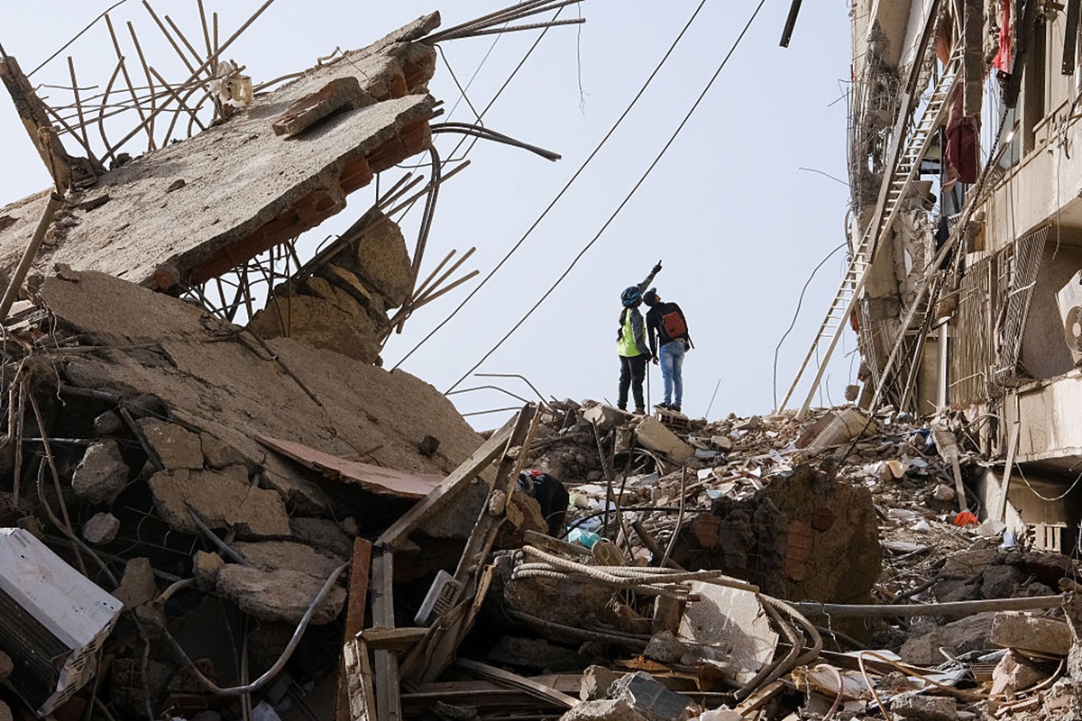 Familiares y voluntarios buscan entre los escombros después de que dos edificios de 17 pisos en el complejo residencial Belo Horizonte se derrumbaran en Catia La Mar, La Guaira, Venezuela, el 26 de junio de 2026