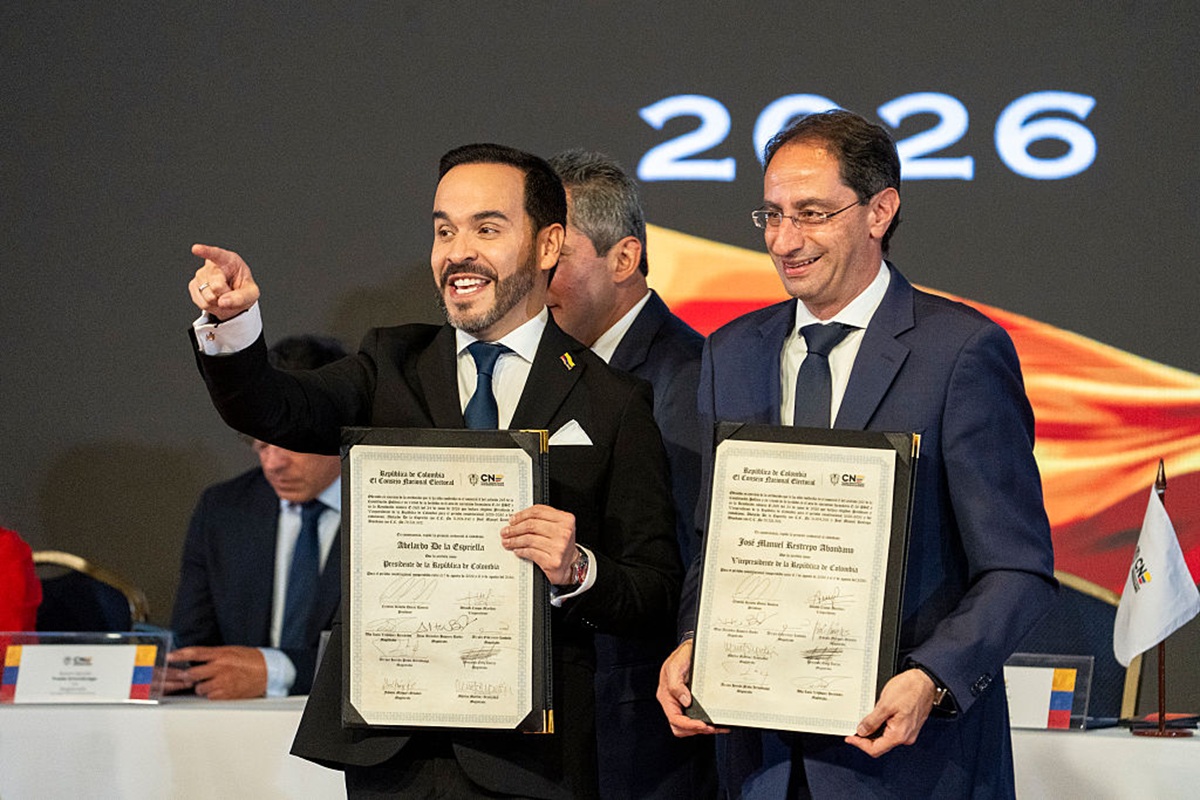El presidente electo de Colombia, Abelardo de la Espriella, y el vicepresidente electo de Colombia, José Manuel Restrepo, posan con sus credenciales oficiales durante el evento de acreditación de Abelardo de la Espriella como el nuevo presidente de Colombia en Corferias, Bogotá, el 25 de junio de 2026 en Bogotá, Colombia