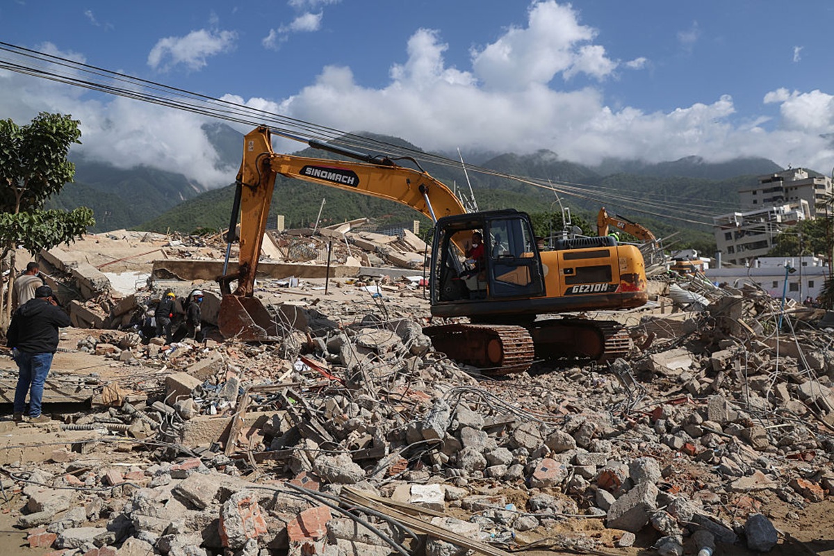 Ciudadanos y rescatistas buscan víctimas entre los escombros de un edificio derrumbado después de que un terremoto de magnitud 7,2 azotara a Venezuela y otras regiones del Caribe