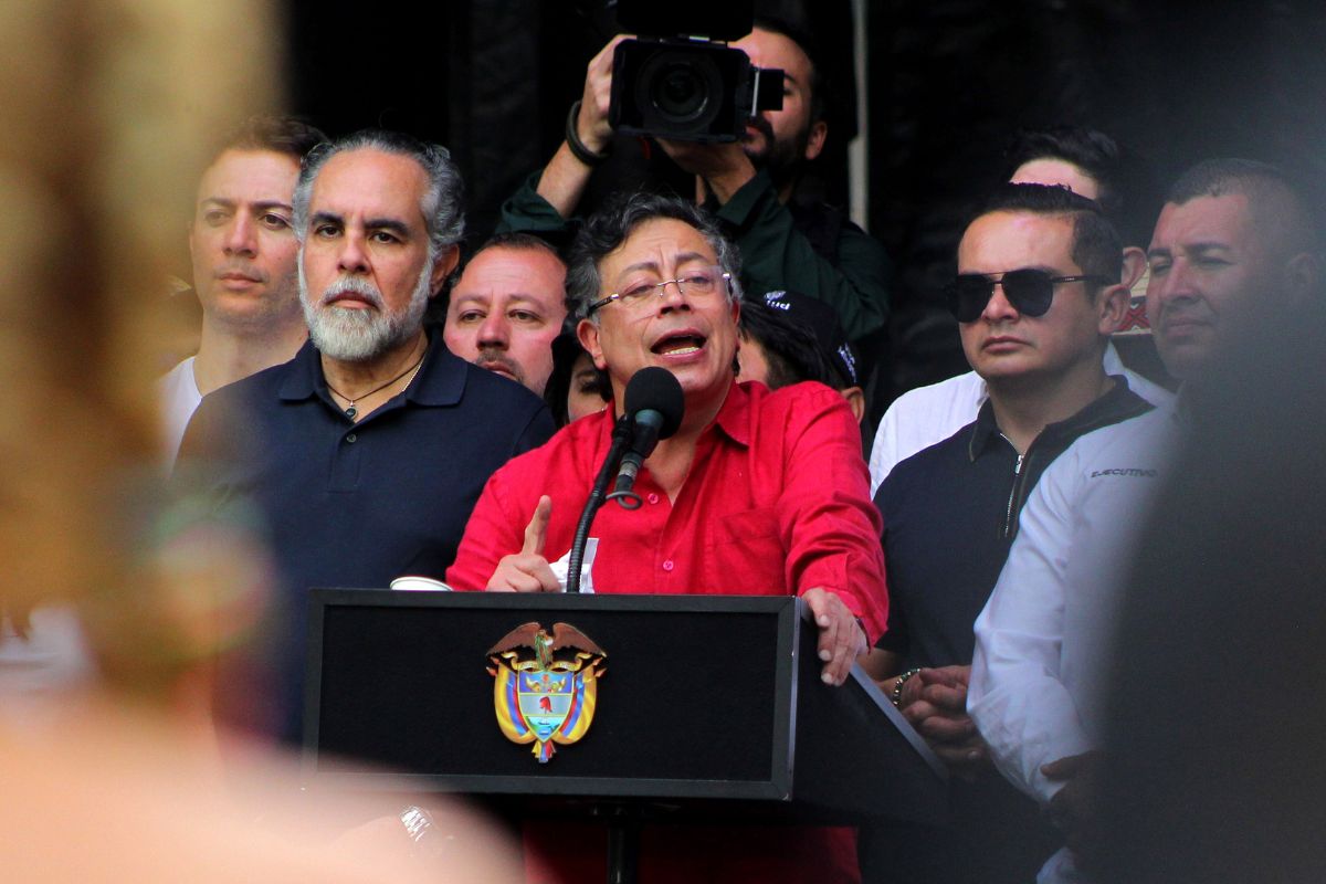 Rodrigo Lara y José Manuel Restrepo encendieron las alarmas por contratos a largo plazo en el Ministerio de Defensa y en la Cancillería.