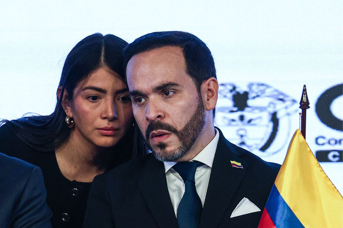 El próximo ministro del Interior, Rodrigo Lara, anunció un ultimátum de un mes para el sometimiento de grupos ilegales y solicitud de cooperación a EE. UU.