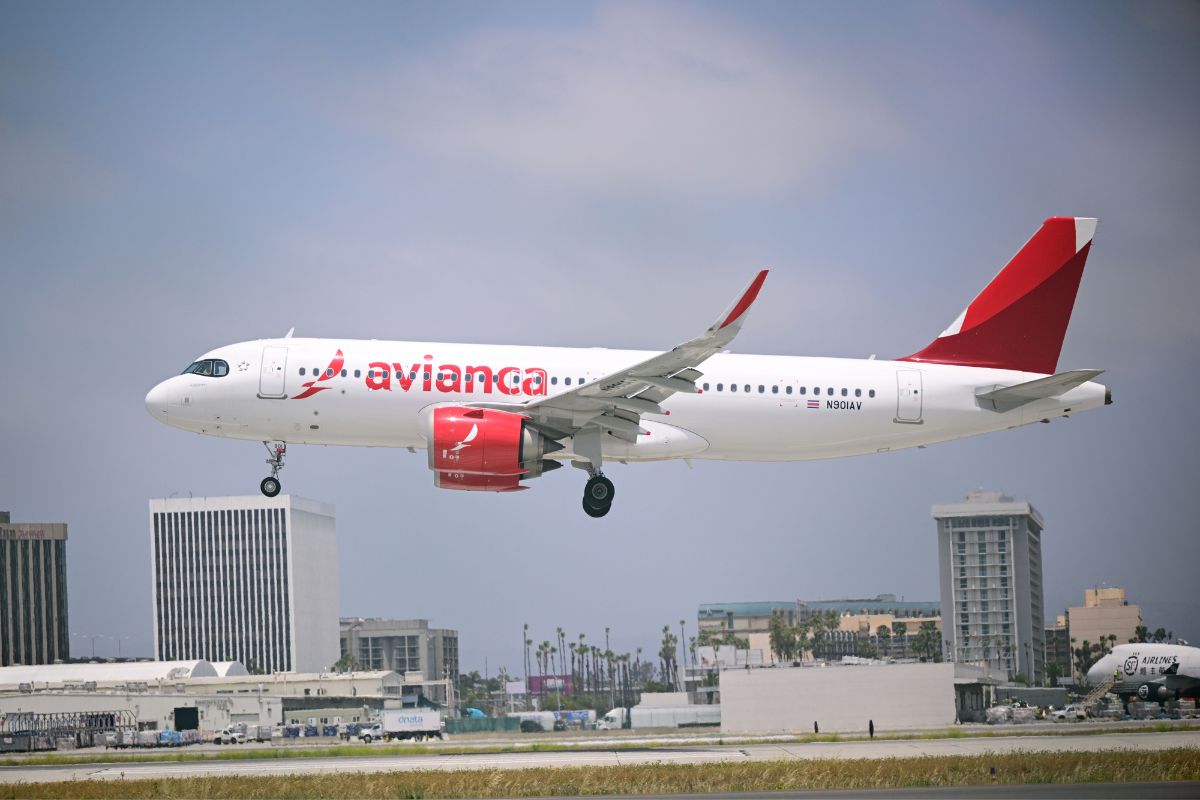 El vuelo AV055 de Avianca se desvió al Aeropuerto de Madrid-Barajas tras registrar una emergencia sobre el océano Atlántico. Se desconocen las causas.
