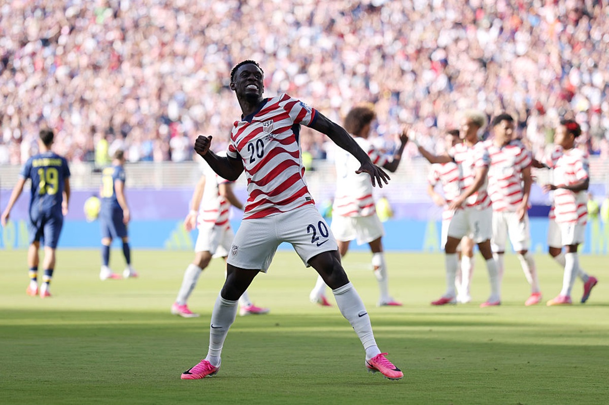 Folarin Balogun, # 20 de Estados Unidos, celebra haber anotado el primer gol de su equipo durante el partido de dieciseisavos de final de la Copa Mundial de la FIFA 2026 entre EE. UU. y Bosnia y Herzegovina en el San Francisco Bay Area Stadium el 1 de julio de 2026 en Santa Clara, California.