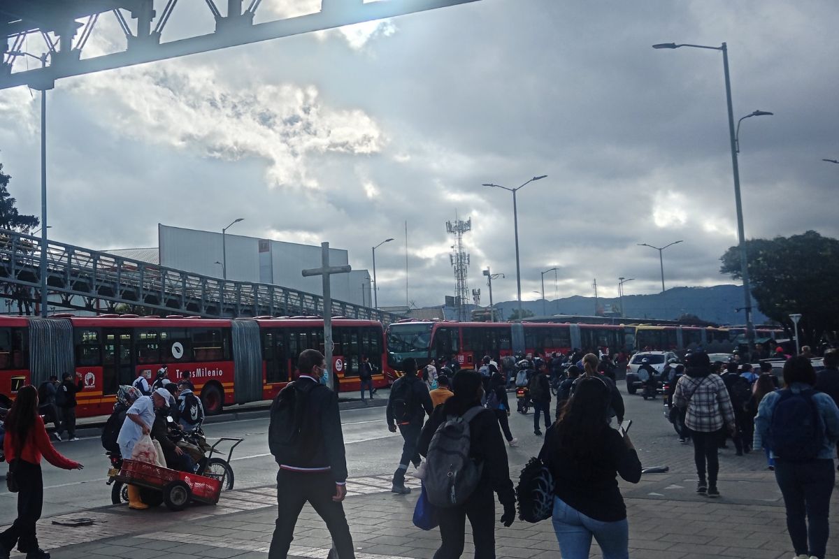 Un masivo bloqueo de comerciantes y transportadores en el Frigorífico Guadalupe mantiene cerrada la Troncal Sur de TransMilenio este jueves 2 de julio.
