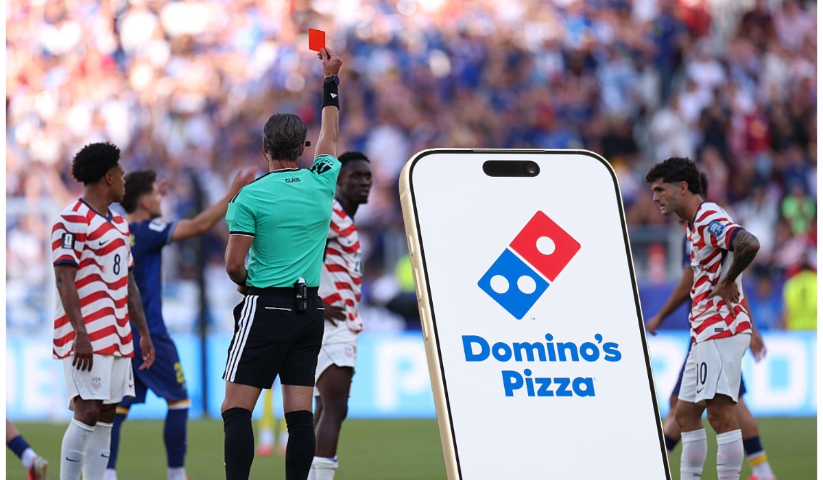 De fondo, el árbitro Raphael Claus le muestra una tarjeta roja a Folarin Balogun, de Estados Unidos, por una falta sobre Tarik Muharemovic, de Bosnia Herzegovina, durante el partido de dieciseisavos de final de la Copa Mundial de la FIFA 2026 entre EE. UU. y Bosniaen el San Francisco Bay Area Stadium el 1 de julio de 2026 en Santa Clara, California; resaltada, una ilustración fotográfica con el logotipo de Domino's Pizza, que repartirá un millón de dólares en pizza / Fotocomposición de Pulzo con imágenes de Getty.