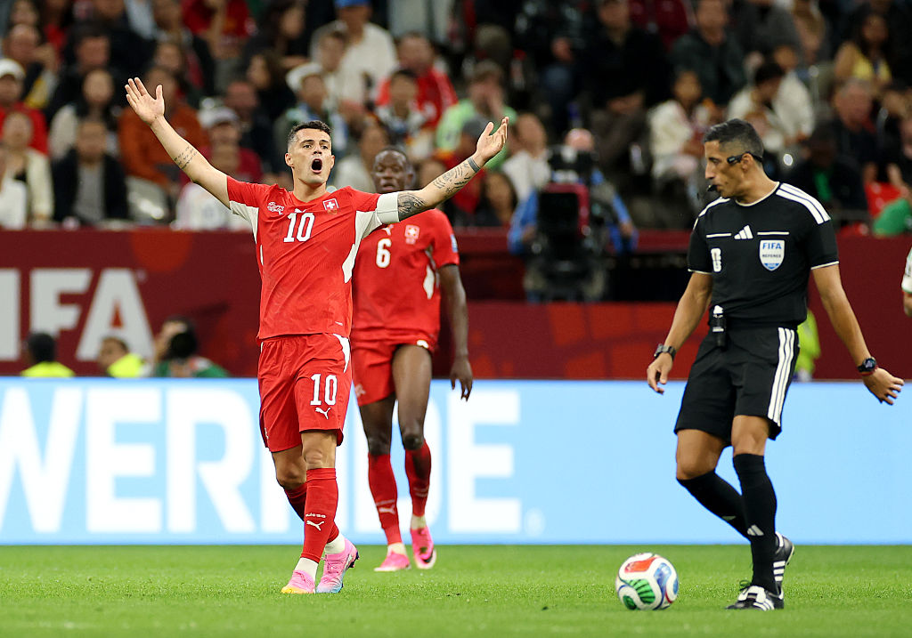 Suiza hizo la tarea y clasificó a octavos del Mundial y eliminó a Argelia 2-0
