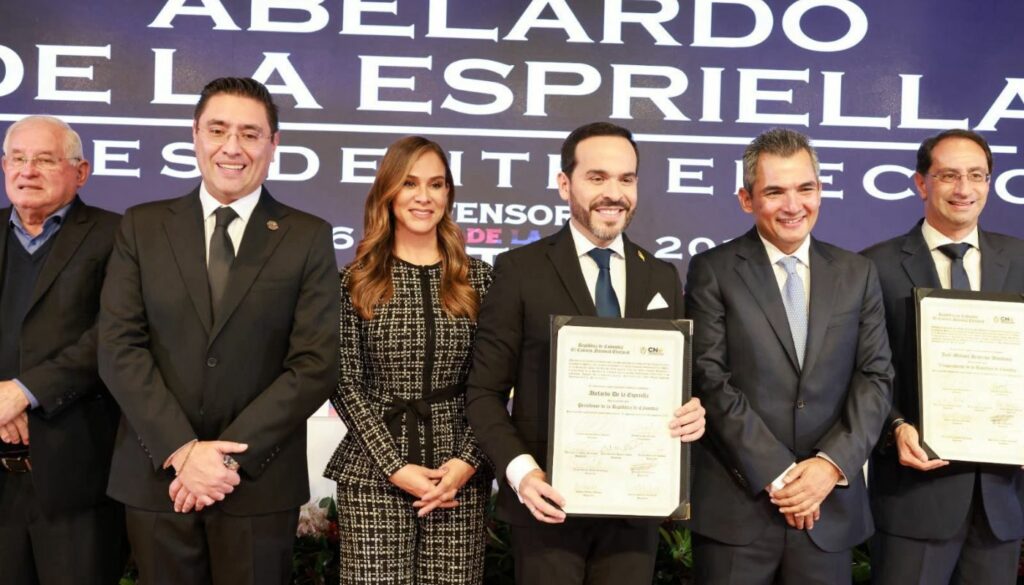 Entrega de credenciales a Abelardo de la Espriella en el CNE (X: @CNE_COLOMBIA)