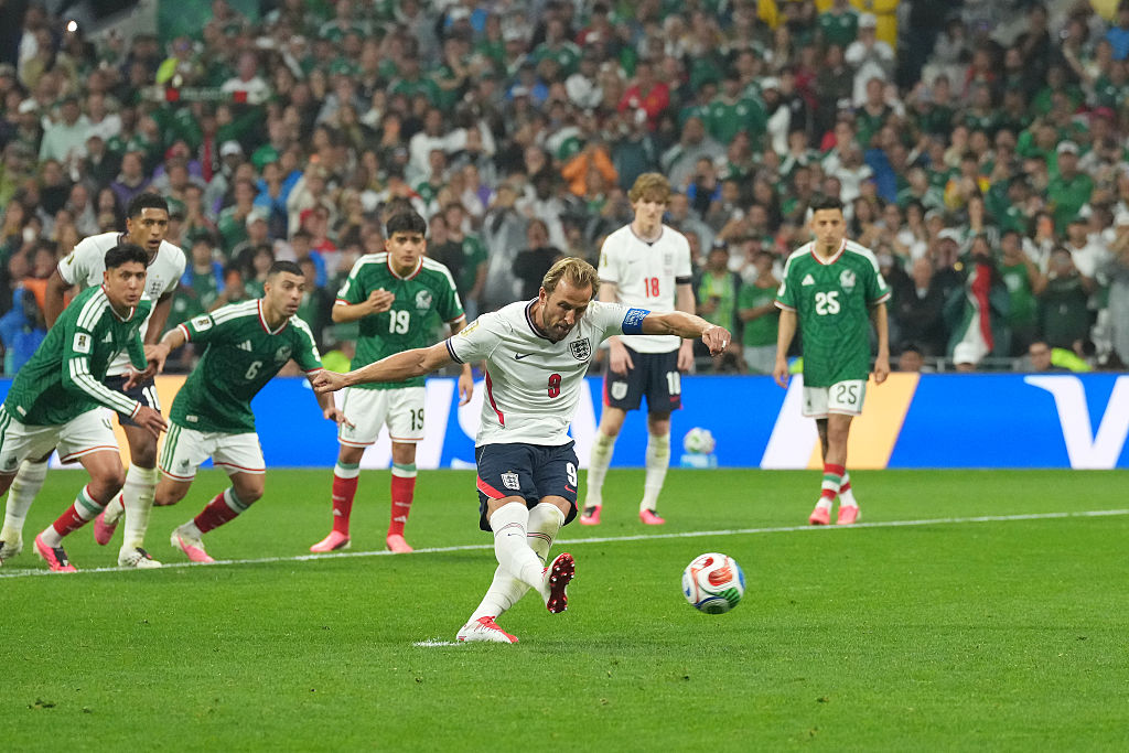 Harry Kane haciendo su gol de penalti contra México, en la victoria de Inglaterra por el Mundial 2026