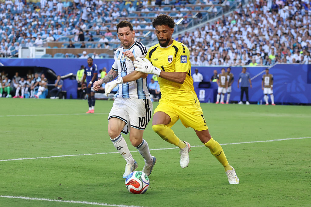 Vozinha vs. Lionel Messi / Getty