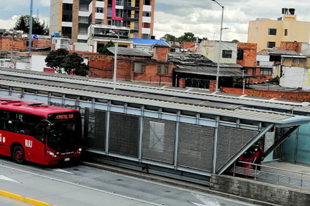 Un hombre de aproximadamente 45 años perdió la vida en la estación Venecia de Transmilenio en Bogotá. Conozca los detalles reales y lo que dijeron las auto