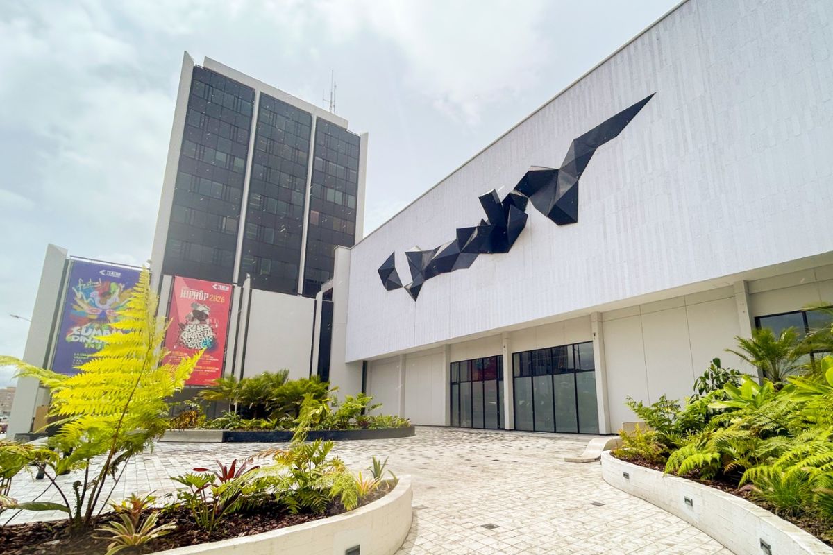 Colsubsidio renovó la plazoleta de su sede en la calle 26 de Bogotá e instaló la escultura 'El Dragón Americano' de Carlos Rojas. 