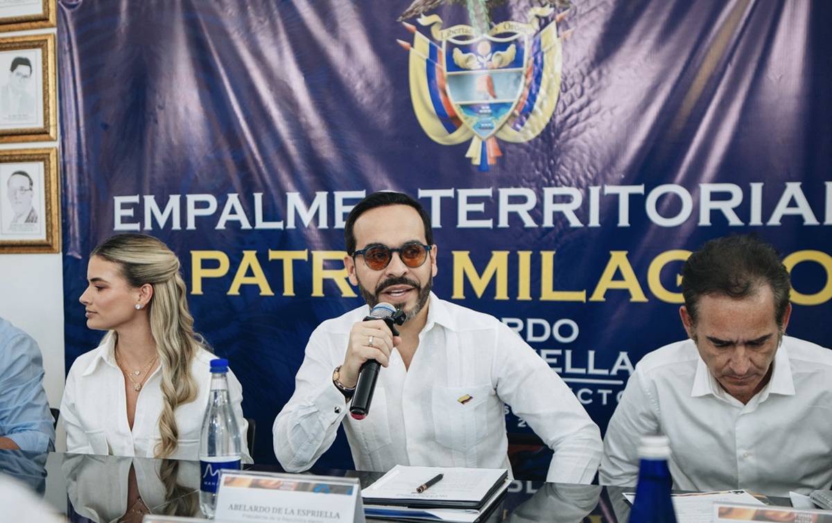 Abelardo de la Espriella (centro)