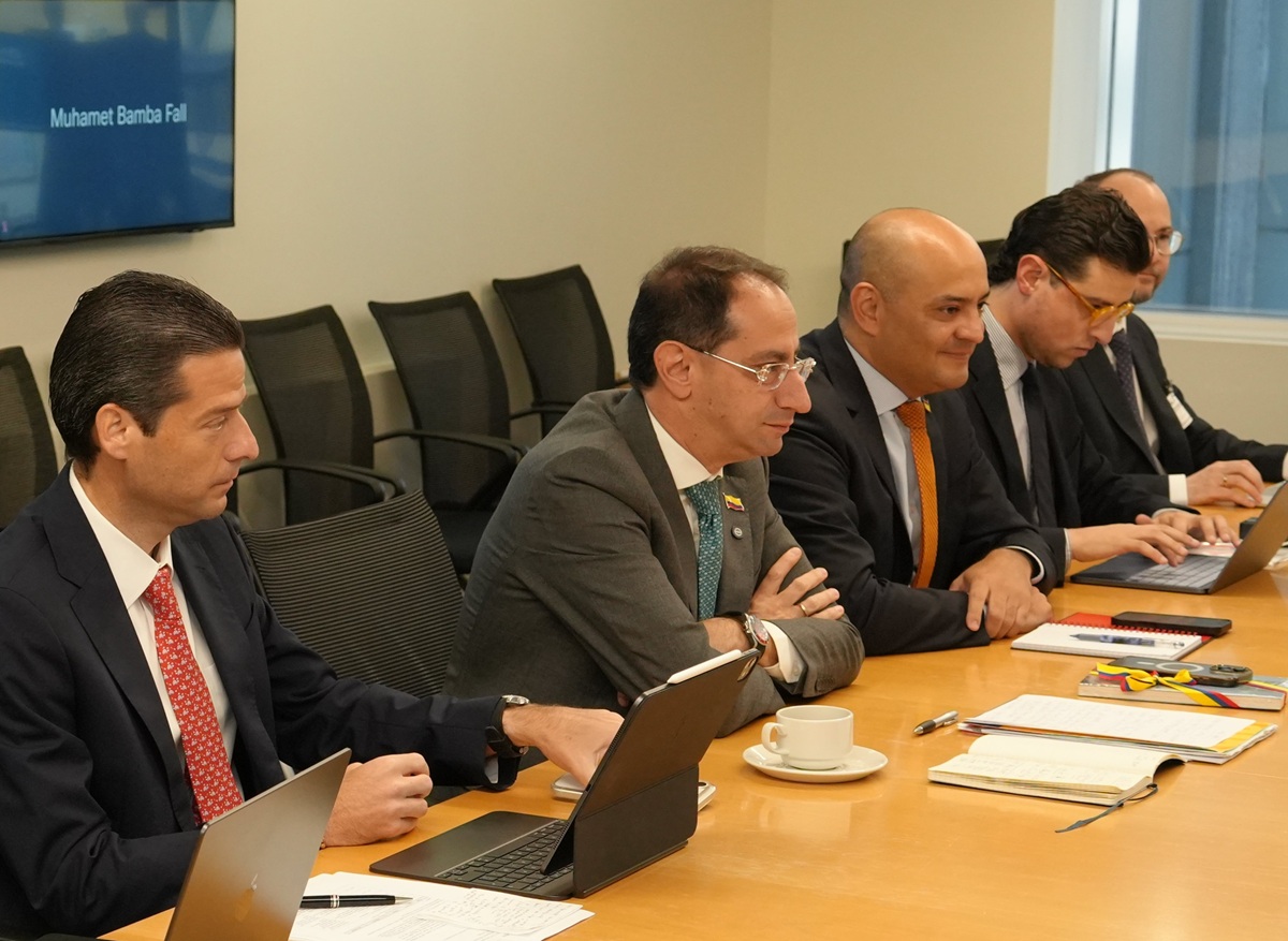 José Manuel Restrepo (centro), en su reunión con el  Grupo Banco Mundial