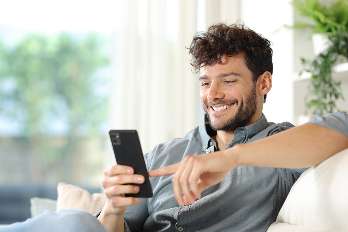 Imagen ilustrativa de un hombre chateando 