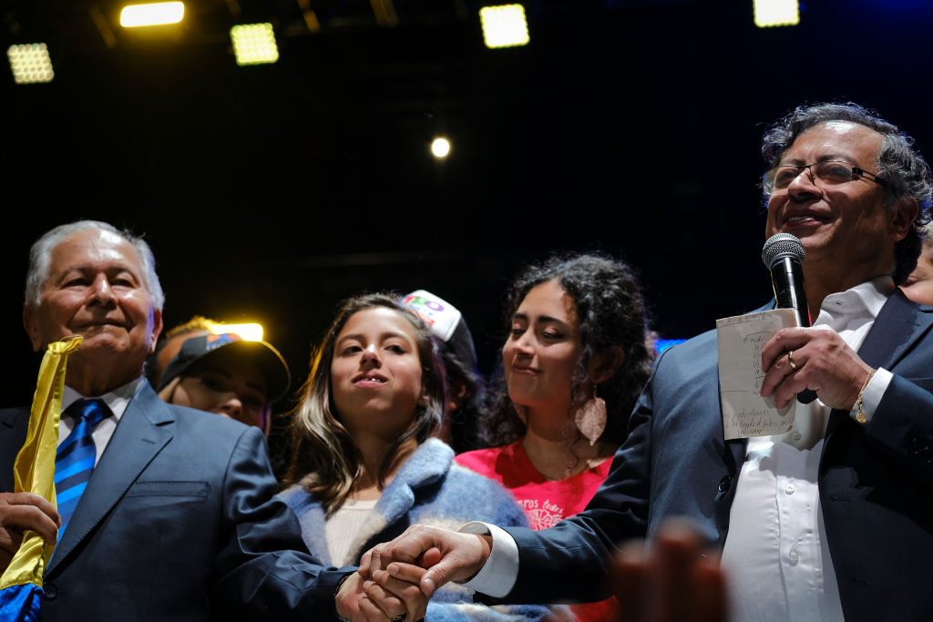 Gustavo Petro se despide de sus hijas Sofía y Antonella y despertó dudas en redes