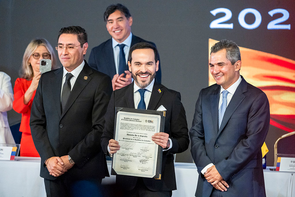 Renunció del presidente del CNE: le entregó la credencial a De la Espriella