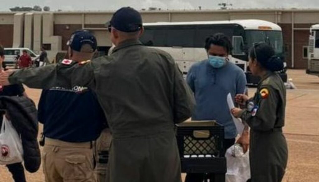 'Beto' Coral antes de subir a avión para su deportación (X: @UltimaHoraCR)