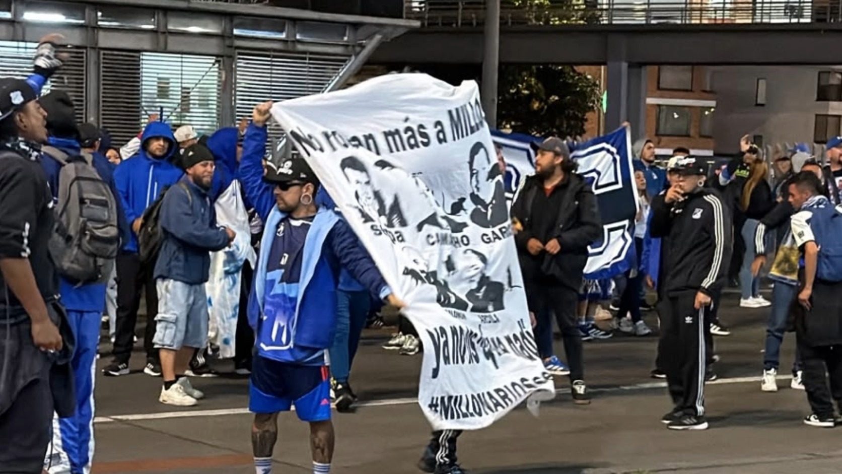 Hinchas de Millonarios: protestas frente a El Campin partido contra Colo Colo