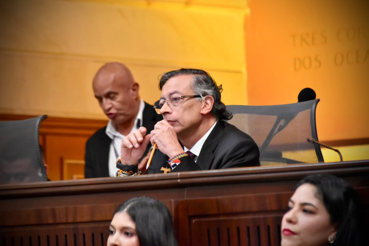 Petro se fue del congreso, no escuchó oposición y hubo pelea de senadores