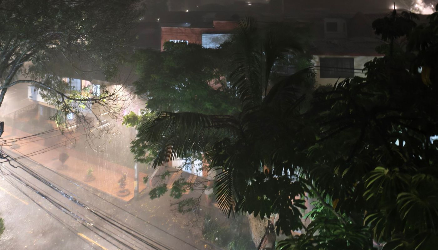 Intensas lluvias en Bogotá y Medellín en la madrugada de hoy jueves 23 de julio