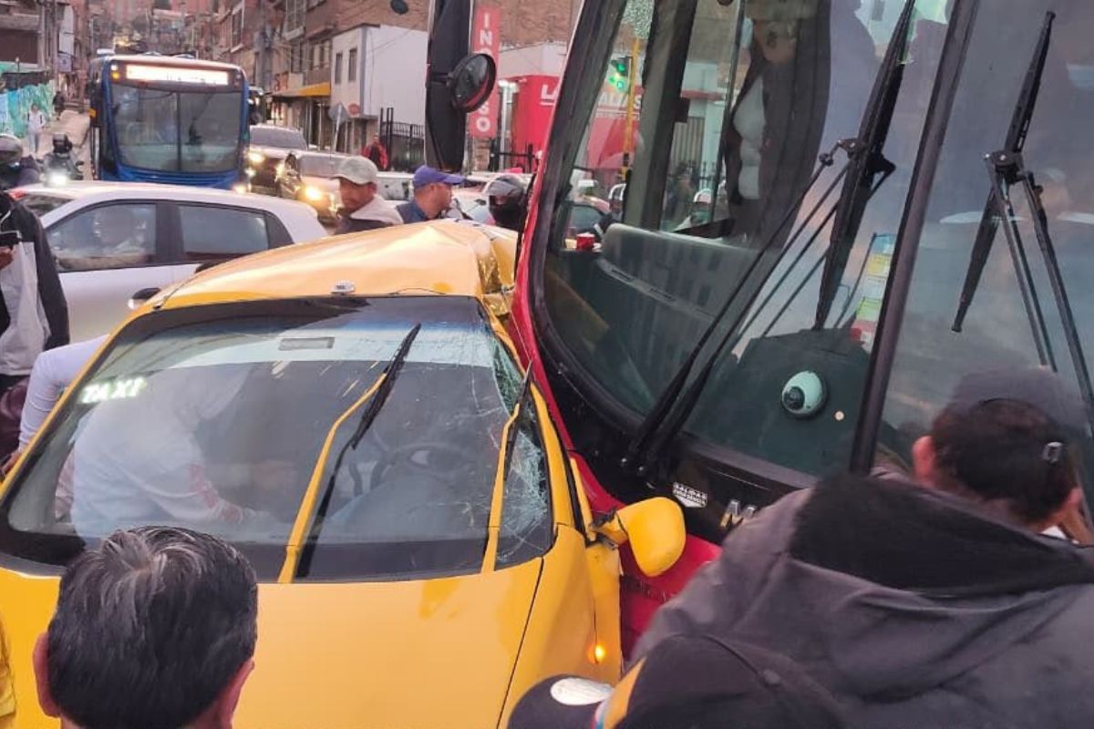 Trancón en centro de Bogotá por fuerte choque entre bus de Transmilenio y taxi