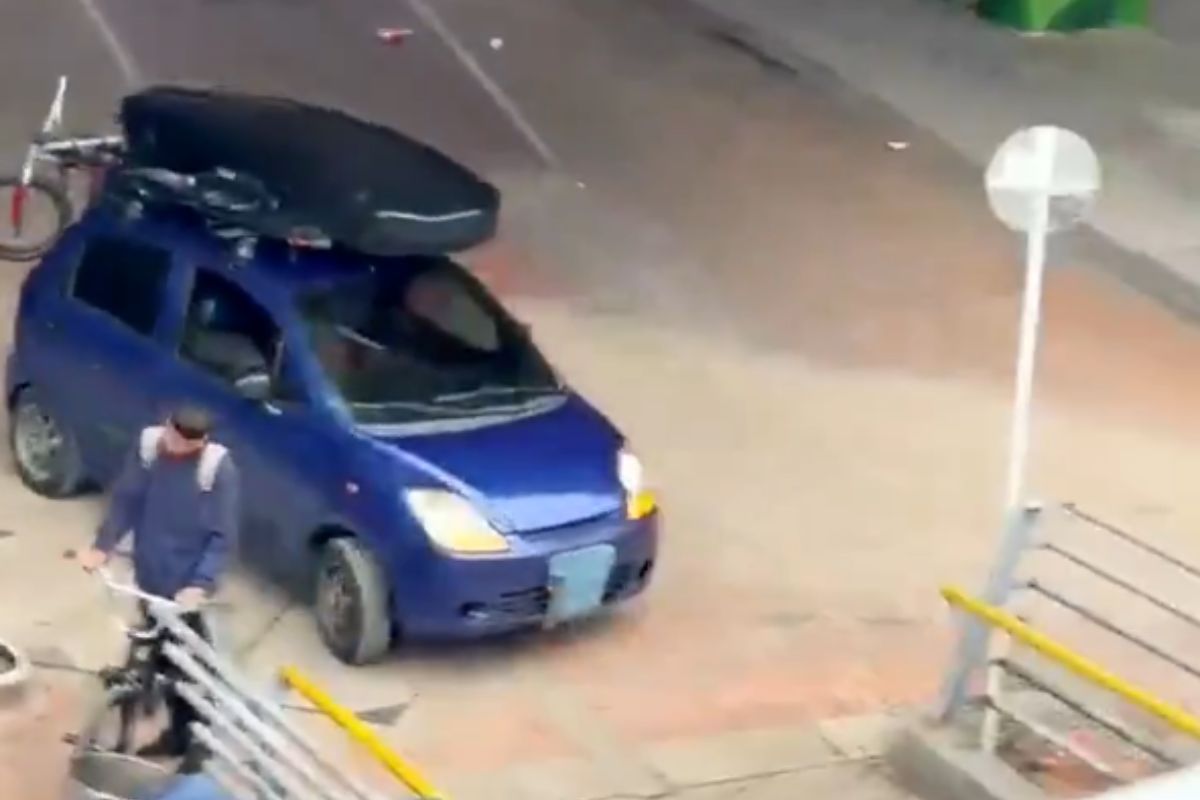 Cuánto debe en multas el dueño del carro que intentó subir a puente peatonal